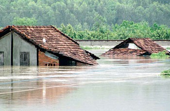 File photo of houses flooded in Ninh Hoa District, Phu Yen Province (Photo: SGGP)