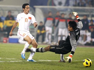 Nguyen Vu Phong (L) scores the winning goal for Vietnam. (Photo: SGGP)