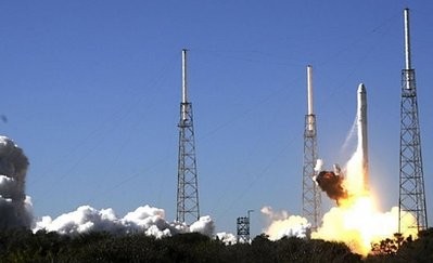 SpaceX's Falcon 9 rocket lifts off from launch pad 40 at Cape Canaveral, Florida.