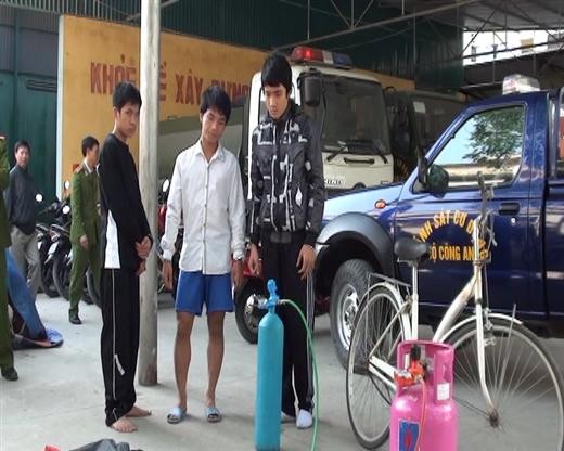 Three thieves with crime tools arrested by Nghe An police on December 9. (Photo:Vietnamnet)