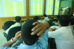 Some blue chips with good earning reports remain at high prices on the OTC market, while most of shares on the official markets decline (Photo:Minh Tri)