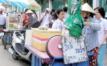 Eating food from street vendors might be one of reasons why people develop diarrhea (Photo: SGGP)