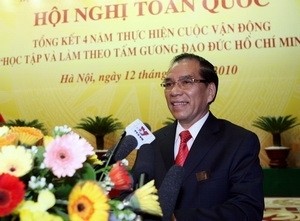 Party General Secretary Nong Duc Manh speaks at a conference held in Hanoi on December 12 to review four years since the launch of the campaign "Study and follow Ho Chi Minh's moral example".