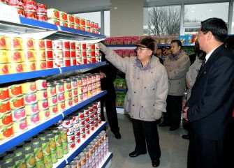 This picture, released from North Korea's official Korean Central News Agency on December 11, 2010 shows North Korean leader Kim Jong Il (C) inspecting the newly-built Pothonggang department store in Pyongyang. AFP PHOTO/HANDOUT RESTRICTED TO EDITORIAL USE AND EDITORIAL SALES - MANDATORY