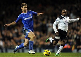 Chelsea's Branislav Ivanovic (L) vies with Tottenham Hotspurs' Jermain Defoe (R) during their English league football match at White Hart Lane in London on December 12, 2010. AFP