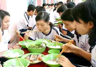 Needy students in the province Vinh Long are given free meals, contributed by the teachers (Photo: SGGP))
