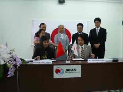 H.E. Harumitsu Hida, Consul-General of Japan in Ho Chi Minh City and Mrs. Nguyen Thanh Thu Thuy, Director of Thuan An Education Center for Disabled Children sign the grant contract (Photo: U.P)