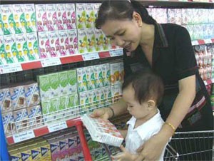 Shoppers picks Vinamilk’s products at a HCMC-based super market (Photo: sanvatbavi.com.vn)
