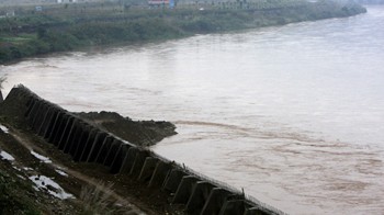 Construction of the dyke on the Red River’s right bank, is halted due to unusual flooding (Photo: VNA)