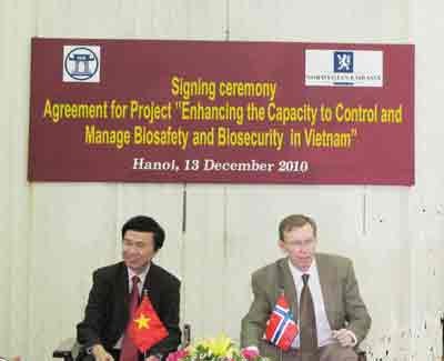 Norway’s Ambassador Stale Torstein Risa (R) and Mr. Nguyen Tran Hien, president of the National Institute of Hygiene and Epidemiology (NIHE) sign the agreement (Photo: Courtesy of NIHE)