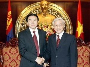 Chairman of the Vietnamese NA Nguyen Phu Trong welcomes Mongolian counterpart in Hanoi, on Dec. 14, 2010. (Photo: VNA)