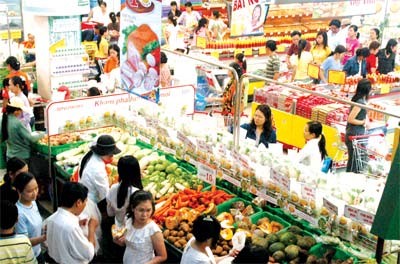 Shoppers at a supermarket in Ho Chi Minh City. With the new law on Consumer Rights Protection, consumer protection organizations have the right to sue businesses for harming the public interest (Photo: SGGP).