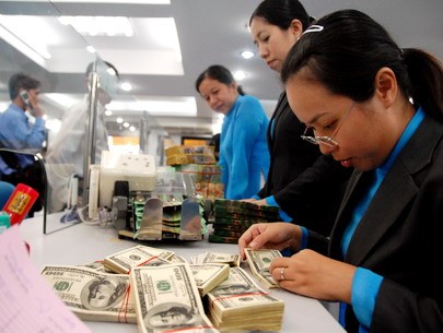 A teller counts US dollar banknotes at a Sacombank branch in Ho Chi Minh City (Photo: Sacombank).