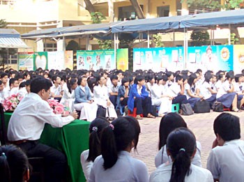 A flag raising ceremony in Nguyen Du High School. (Photo: Sggp)