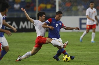Malaysia captain Safiq Rahim (R) challenged by Vietnam’s Nguyen Minh Chau during the AFF Suzuki Cup 2010 semi-final at Bukit Jalil, Kuala Lumpur on December 15, 2010. AFP