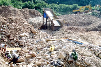 The Construction Company No.9 has made the Dakrong River an ‘environmental mess’ while mining for gold in the central province of Quang Tri (Photo: SGGP)