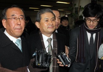 Hwang Woo-Suk (C) leaves after his trial at the Seoul High Court in Seoul on December 16, 2010. AFP