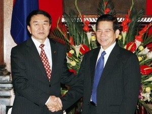 State President Nguyen Minh Triet (R)receives Speaker of the Mongolian Parliament Demberel Damdin
