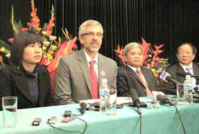 Mark Powell promises that he would soon remove both tra and basa catfish from their ‘do not buy’ red list (Photo: SGGP)