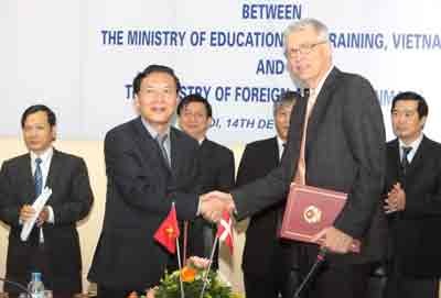 Pham Vu Luan, Minister of Education and Training and John Nielsen, Ambassador of Denmark, sign an agreement which provides Danish support for arts education in primary schools in Vietnam from 2011 – 2015 ( Photo: Courtesy of Denmark Embassy)