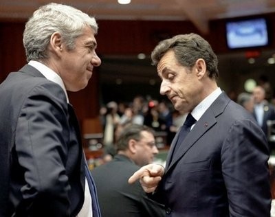 Portuguese Prime Minister Jose Socrates (L) and French President Nicolas Sarkozy talk prior to a working session of the EU summit at the European Council headquarters in Brussels. AFP