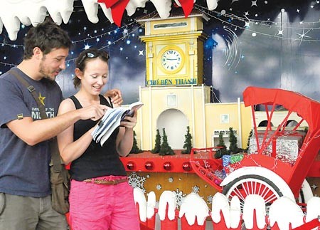 Foreign tourists enjoying the festivities in Ho Chi Minh City. (Photo:SGGP) Sing and dance team at the Diamond Plaza shopping centre (Photo:SGGP) A lot of young people flock to welcome early Noel (Photo:SGGP) People choose decorations for Christmas at Hai Ba Trung Street, District 3. (Photo:SGGP)