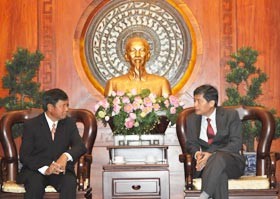 Khammouane Governor Khambay Damlath meets with Vice Secretary of HCM City ’s Party Committee Nguyen Van Dua (R).
