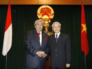 Chairman of the Vietnamese National Assembly Nguyen Phu Trong welcomes Speaker of the Indonesia People’s Consultative Assembly Taufiq Kiemas in Hanoi, on Dec. 19, 2010.