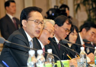 South Korean President Lee Myung-Bak (L) speaks during a meeting for a duties report on Ministry of Public Administration and Security at the presidential Blue House in Seoul on December 20, 2010. South Korea ordered civilians on five border islands to take shelter ahead of a live-fire exercise on December 20. AFP