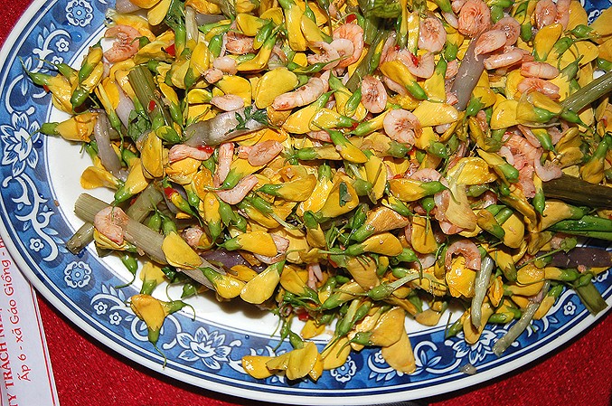 Sesbania sesban flower salad with dried snakehead fish