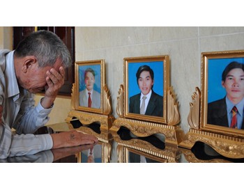 Nguyen Lam is saddened by the fact that his three sons are still missing in Long Dien District, the southeastern province of Ba Ria-Vung Tau (Photo: Tuoi Tre)