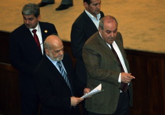 Iraqi former prime minister and now member of Parliament and head of the Iraqiya bloc Iyad Allawi (R) and former Iraqi prime minister Ibrahim al-Jaafari, now member of Parliament and of the National alliance, walk together on December 21, 2010. AFP