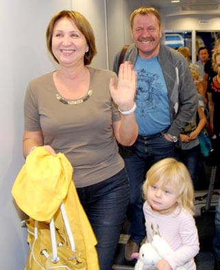 Ms. Nina Fedorava with her husband and daughter from Russia becomes the three millionth foreign visitors to Ho Chi Minh City. (Photo:SGGP)