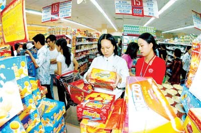 Shoppers at a supermarket in Ho Chi Minh City (Photo: SGGP)