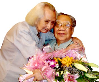 Musician Vinh Bao (L) and Professor Tran Van Khe.