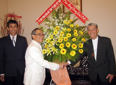 Deputy President of the central Committee of Vietnam Fatherland Front (R) visits the Archdiocese in Ho Chi Minh City.