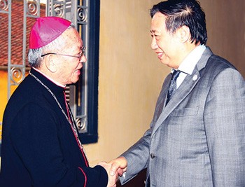 Deputy PM Pham Gia Khiem shakes hands with Archbishop Pham Minh Man during his visit to the Catholic Archdiocese in Hanoi on Dec. 23, 2010.