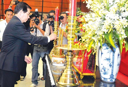 President Nguyen Minh Triet burns incense to commemorate Professor Tran Van Giau during the state level funeral ceremonies for the veteran in Ho Chi Minh City on Dec. 23, 2010. (Photo: SGGP)