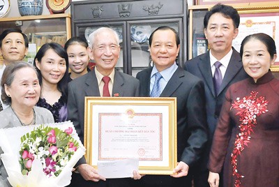 HCMC Party committee secretary Le Thanh Hai ( 3rd, L ) presents outstanding Catholic and researcher Nguyen Dinh Dau the State President’s National Great Unity Order.