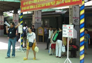 File photo shows passengers at Saigon Railway Station in Ho Chi Minh City. As the Mekong countries’ national railways are not interconnected, with the exception of a connection between China and Vietnam, the Asian Development Bank says it will provide a grant to help the nations establish a railway coordination office. (Photo: Tuong Thuy)