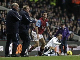Harry Redknapp (2nd L) reacts to a challenge from Aston Villa's French midfielder Robert Pires (2nd R) on Tottenham Hotspur's English midfielder Jermaine Jenas (R) during the match. AFP