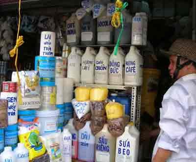 Chemicals found in Kim Bien Market. Chefs have used these chemicals for years in making food (Photo: SGGP)