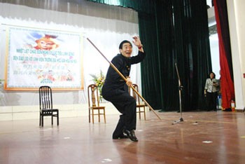 Chinese actor Liu Xiao Linh Tong performed the Monkey King's martial art in the exchange with students of Hanoi University of Culture. (Photo: Sggp)