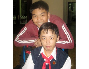 Nguyen Quoc Dat (behind) and Le Thanh Vu have had a close and meaningful friendship during the last five years (Photo: SGGP)