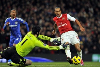 Theo Walcott (R) vies with Chelsea goalkeeper Petr Cech (L) during their match at the Emirates Stadium, London, on December 27, 2010. AFP