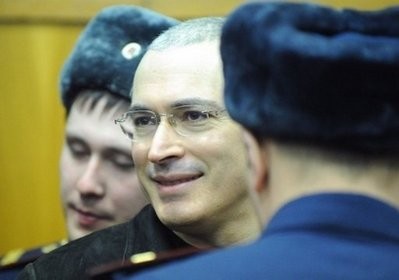 AFP - Mikhail Khodorkovsky (centre) stands between police officers at a courtroom in Moscow on December 27.
