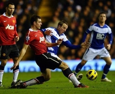 Manchester United's midfielder Darron Gibson (2nd L) clashes with Birmingham City's midfielder Lee Bowyer (2nd R) at St Andrews in Birmingham. AFP