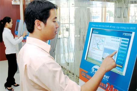 People peruse information on apartments at a Sacombank real estate agent in Ho Chi Minh City(File photo: SGGP)