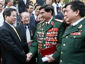 Vietnamese President Nguyen Minh Triet (L) meets with delegates (Photo: Vietnam News Agency)