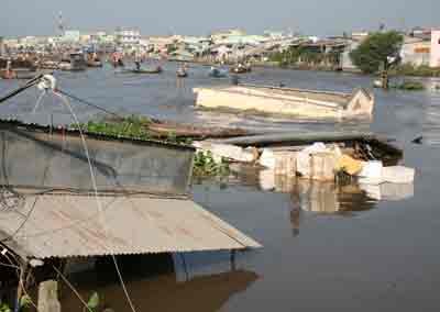 A landslide occurs in the Mekong delta province of Can Tho's district Phong Dien in March, 2010, killing two residents (Photo: SGGP)